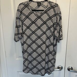 Men’s Black and White Patterned Short Sleeve Shirt
